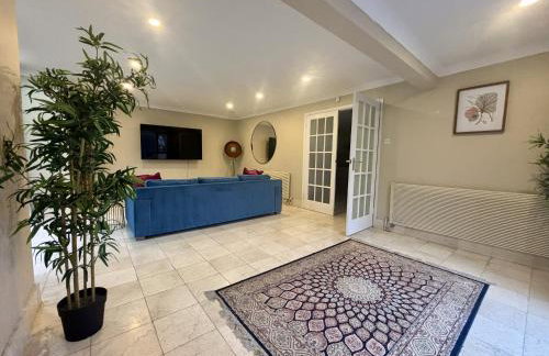 Private Five Bedroom Bungalow in Chertsey - Foto 3