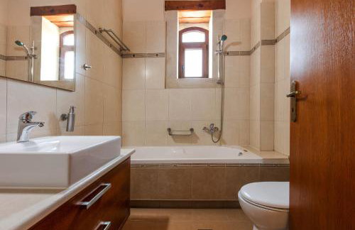 Villa Eleftherna - Majestic Evergreen Retreat with Scenic Views - Foto 33