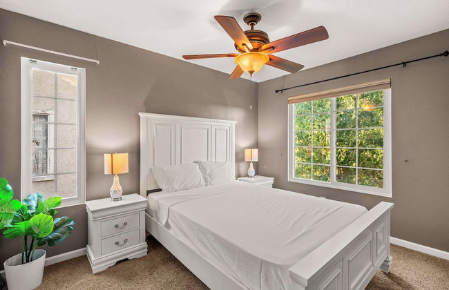 Spacious Retreat w Modern Decor and Private Yard - Photo 3