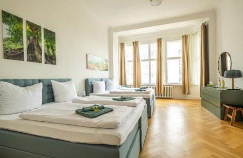 KAISER 02 by ROCKCHAIR Apartments l SUPERHOST Status l 3 Bedrooms Boxspringbeds 2 Bathrooms l Cozy Family & Business Flair 155 sqm 3 Balcony 2nd Floor Elevator up to 10 guests welcomes you! - Foto 32