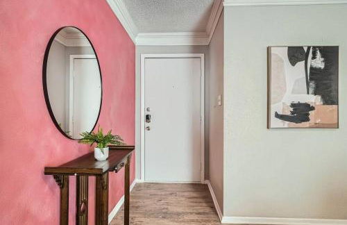 Chic 2B Getaway - 10min to DTWN - W/D, Pool, Prkg - Foto 13