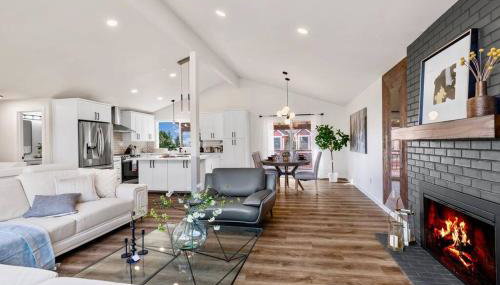 Tastefully Remodeled 4 Bedroom Home with Rainier View - Foto 2