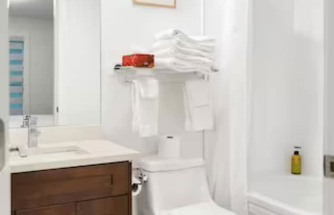 Lakeview Splendor 7BR Penthouse Bliss - Photo 28