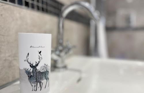 Hunters Cottage - Luxury, high end, hot hub, AC, slipper bath, couples retreat - Photo 9