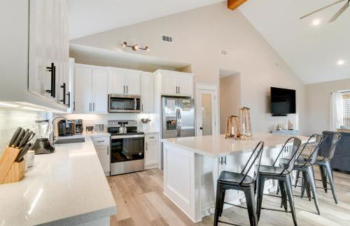 Relax Poolside, Walk to Sand! Galveston Family Gem - Foto 9