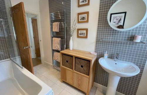 Beautiful 2 bedroom apartment with estuary views - Photo 2