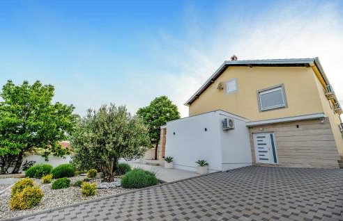 Gorgeous Home In Nadin With Wifi - Photo 11