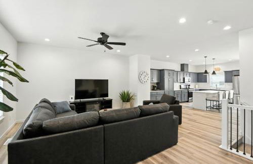 Modern Townhome Retreat in Prime Location townhouse - Photo 1