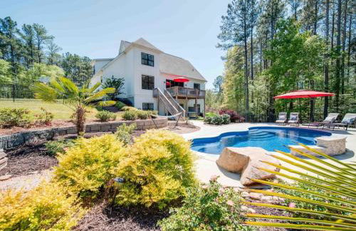 5BR Farmhouse Lake Retreat Pool Hot Tub Theater - Foto 25