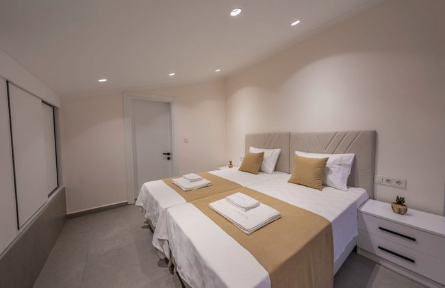 Luxury 4-bed Villa With Private Pool and Jacuzzi - Photo 10