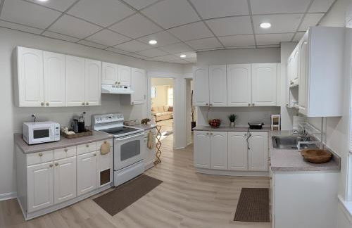 Stylish 3BR Revere Home Sleeps 8 Near Boston, Revere Beach and Airport - Foto 10