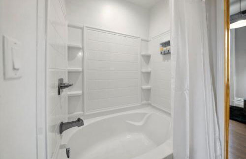 City Escape 2BR Steps to TQL near OTR and Downtown - Foto 21