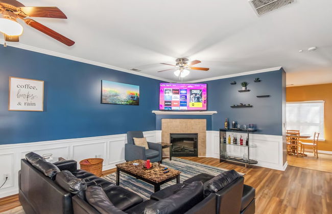 4 - Bed home, w/ Cali King Bed - 12 mins. to DTWN - Photo 1