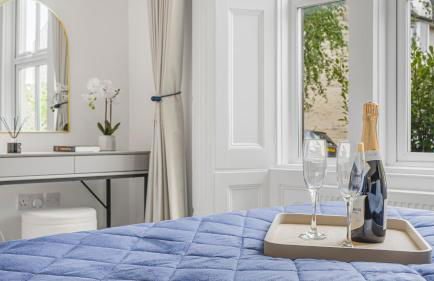 Elegant Garden Apartment, Private Parking & EV Charger, Walk to Town - Foto 14