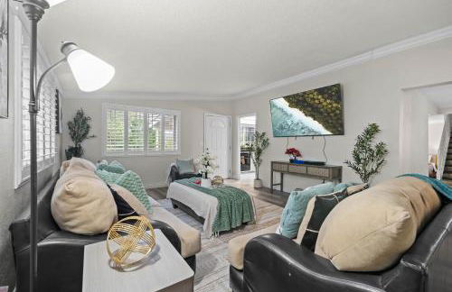 Entire Private Home with 4 Bedrooms 2 Bathrooms, 6 Beds, Hot Tub, King Bed, 6 Parking, Big Yard, Available Now - Foto 35