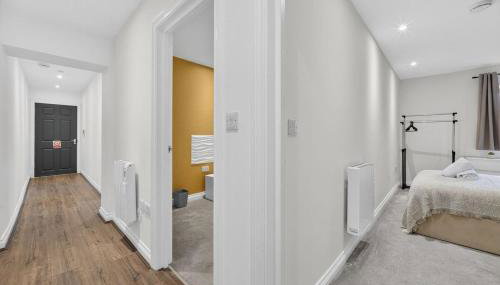 City Centre 2BR Apt with Balcony Access and Free Parking - Foto 4