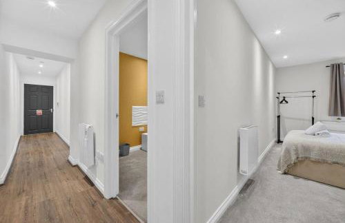 City Centre 2BR Apt with Balcony Access and Free Parking - Foto 4