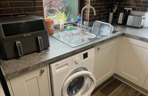 Superb Comfy 2 Bed House, Responsive & Caring Hosts Free WiFi & Parking, Close to MK Centre, Train Station, Santander, Network Rail by Webbhill Stays - Foto 59