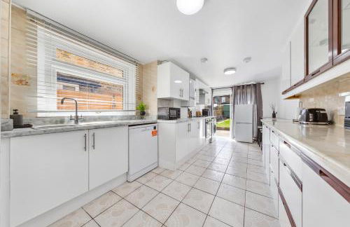 4BR North London I WiFi, Garden, Near Shops - Foto 19