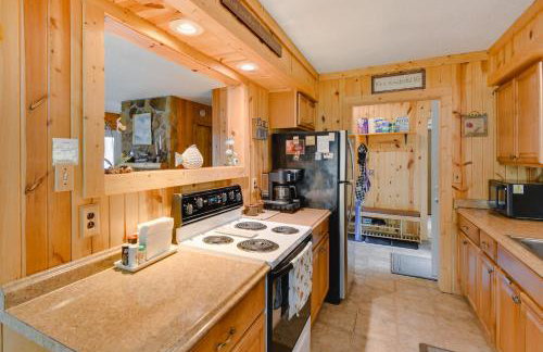 Lakefront Retreat with Pedal Boat and Dock in Kalkaska - Foto 7