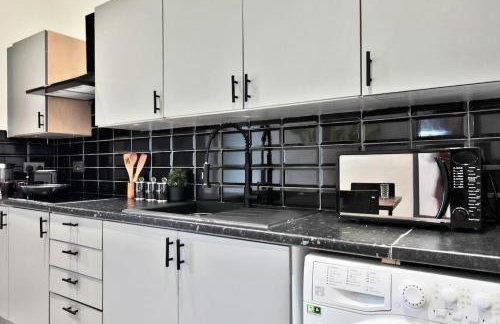 Freckleton House in Town Centre, near Blackpool, Sleeps 6, Free Parking - By NMB Property - Photo 26