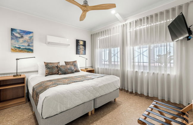 Moonlight Bay Suites - Photo 29