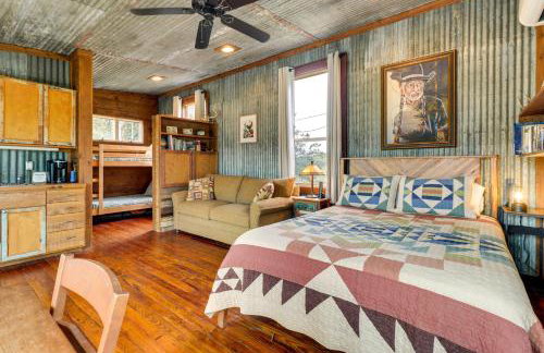 Rustic Eco-Cabin Llano River Getaway on 68 Acres! - Foto 3