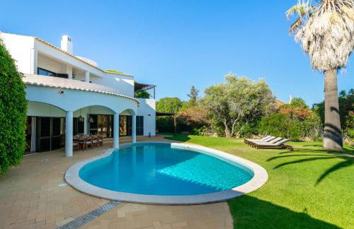 Luxury Private Family Villa with Pool AC & Parking - Foto 45