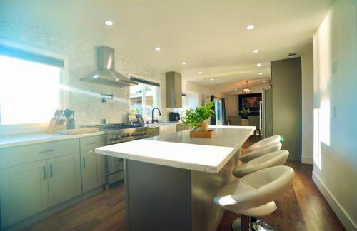 Stunning Waterfront 3BR Retreat - Perfect Getaway - Foto 55