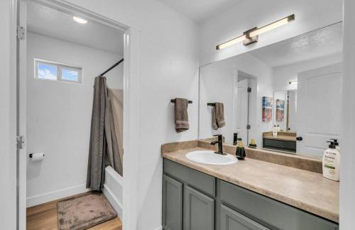 Zion Plush Family Escape HotTub, Games, Sleeps 14 - Photo 16