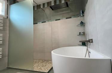 Ti an Aod Beachfront Stone Cottage Sleeps 10 OI Collection Rentals - Foto 3