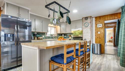 Great for Groups! Spacious Wilton Getaway with Deck - Foto 3