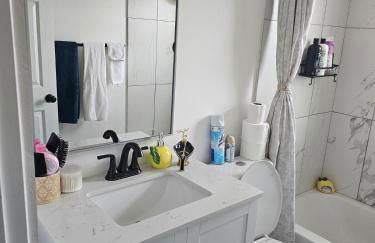 Cozy Roomy family sized apartment on major bus route close to all - Foto 27