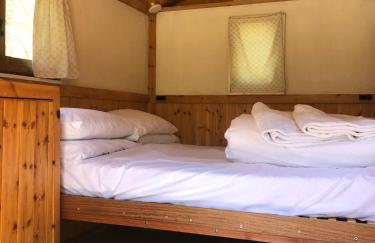 Otter Camp Private Riverside Glamping with Hot Tub - Foto 12