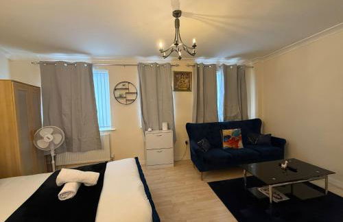 Double bed Quinton ,Studio Fast WiFi,Netflix, No deposit Required - Foto 6