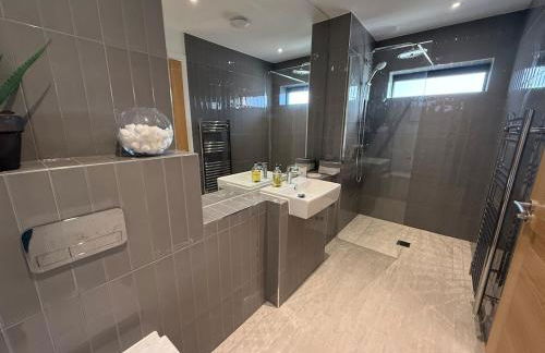 Still Waters - Luxury Lakeside Retreat with Hot Tub - Photo 41