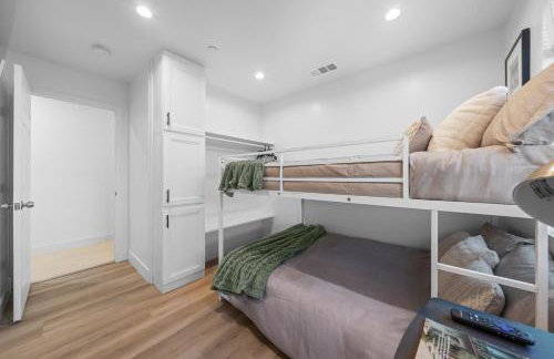 Entire Private Home with 3 Bedrooms 2 Bathrooms, with Garage, Gated Yard, King Bed House, Available Now - Foto 56