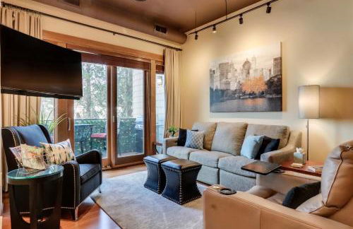 Walk Downtown Stunning Condo with Attached Garage - Foto 4