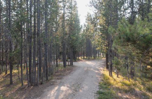 Hayloft Hollow by KABINO Fire Pit Fireplace Loft with Low Ceiling High Chair WiFi - Foto 35