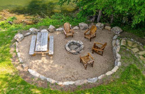 New Riverfront Home with Mtn Views - Foto 35