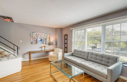 Arlington Townhome with Furnished Patio! - Photo 4