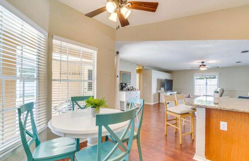 Relax Poolside Spring Hill Family Home with Yard! - Foto 14