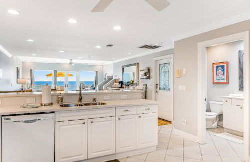 Dog-friendly beachfront dream with a wet bar & two furnished balconies - Foto 19