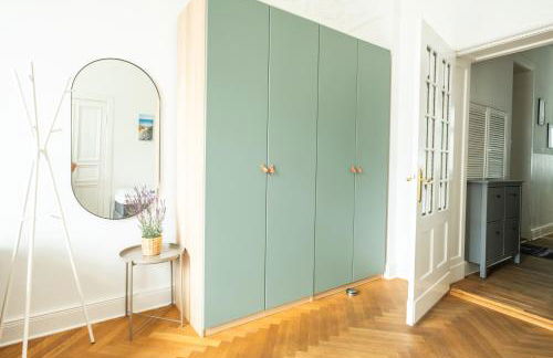 KAISER 02 by ROCKCHAIR Apartments l SUPERHOST Status l 3 Bedrooms Boxspringbeds 2 Bathrooms l Cozy Family & Business Flair 155 sqm 3 Balcony 2nd Floor Elevator up to 10 guests welcomes you! - Foto 23