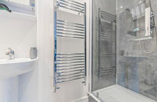 Central 2 Bedroom Apartment with Free Parking Sleeps 8 & Walk to City Centre & Arena - Foto 17