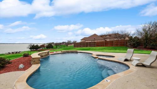 Lakefront Mansion with Pool and Cinema - Photo 5