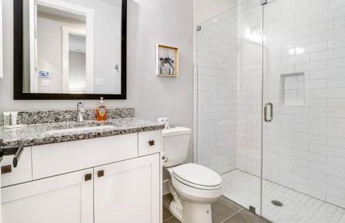 Downtown home with WiFi, central AC, furnished rooftop deck, and full kitchen - Foto 11