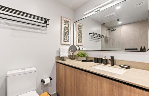 Downtown Condo with Den and Pool Access - Foto 40