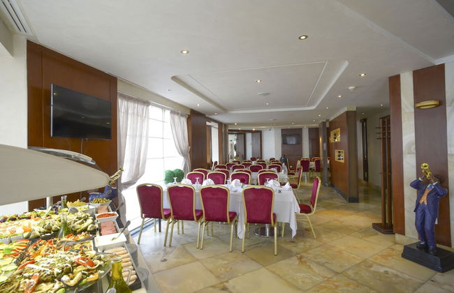 The Penthouse Suites Hotel - Photo 29