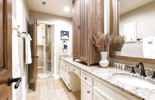 Luxury on Lake LBJ With Hot Tub Firepit & Boat Slip - Foto 68